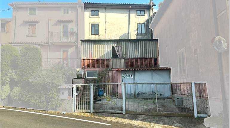 DA RISTRUTTURARE: RUSTICO CON CORTE