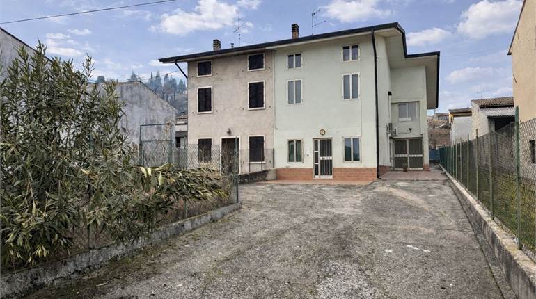 DA RISTRUTTURARE: RUSTICO INDIPENDENTE CON CORTE ESCLUSIVA DI CIRCA 170 MQ