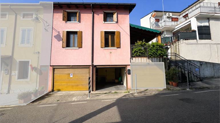RUSTICO INDIPENDENTE RISTRUTTURATO CON GARAGE DOPPIO E TERRAZZO ABITABILE