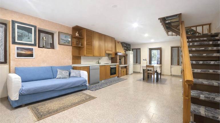 CASA SINGOLA CON CORTE PRIVATA